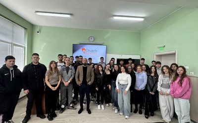 Пътят към успеха и финансовата грамотност: Вдъхновяваща среща в ПМГ „Иван Вазов“ – Добрич